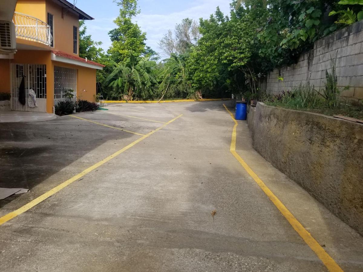 Chaudhry Holiday House Montego Bay Exterior photo